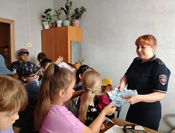 Сотрудники полиции провели профилактическую беседу «Вода не для забавы» с детьми посещающих лагерь дневного пребывания