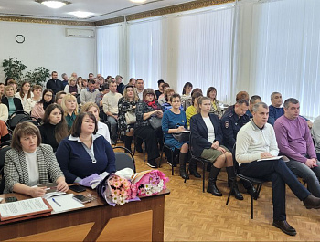 Глава района Н.В. Трошина сегодня провела постоянно действующее совещание, в котором приняли участие прокурор района М.А. Бутенко,  председатель Собрания района А.В. Анисимов, руководители и представители организаций и учреждений района