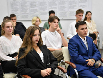 Губернатор Роман Бусаргин встретился с первокурсниками Вавиловского университета