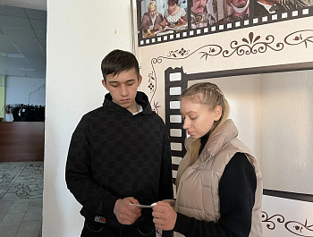 Культорганизатор РДК Карина Березина провела акцию «Молодёжь против террора» с раздачей буклетов с информацией о правилах поведения в случае возникновения террористической угрозы, а также о мерах предосторожности, которые необходимо соблюдать во время пре