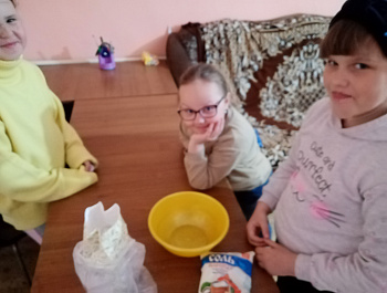 29.03.2023г на базе Большечечуйского СДК для ребят прошёл мастер класс по изготовлению гусенички на листочке из солёного теста. В процессе творчества ребята делились впечатлениями о ранней тёплой весне