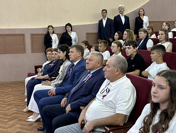 Глава района Андрей Кушнарёв принял участие в торжественном мероприятии, приуроченном ко Дню Государственного флага Российской Федерации