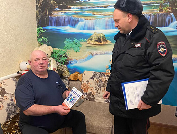 Полицейские проводят беседы с пожилыми людьми по профилактике мошенничества