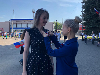 22 августа культорганизатор РДК Карина Березина провела акцию «Ленточка-Триколор»