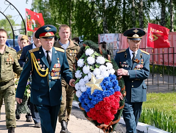 Врио главы администрации Алексеевского муниципального образования Андрей Попов принял участие в церемонии возложения цветов к Вечному Огню в с.Ивановка