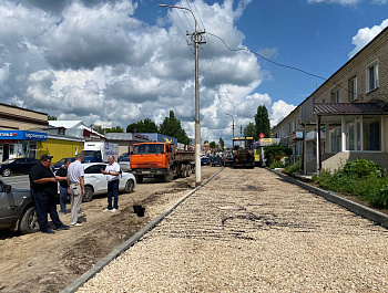 Сегодня глава района Н.В. Трошина посетила несколько объектов Базарного Карабулака, на которых ведутся ремонтные работы