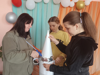 9.04.2026г на базе Большечечуйского СДК в преддверии Дня Космонавтики руководитель кружка Столярова Юлия перевела МК "Восток 1"