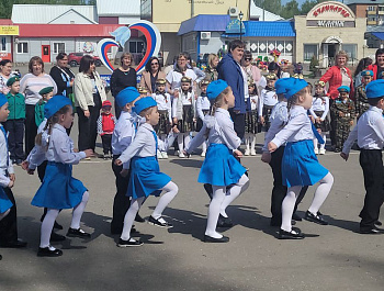 На центральной площади посёлка прошёл районный конкурс смотр строя и песни "Весна Победы"