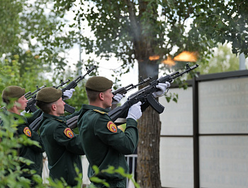 В Парке Победы на Соколовой горе в День ветеранов боевых действий прошла церемония увековечивания имен военнослужащих, павших в ходе специальной военной операции. 