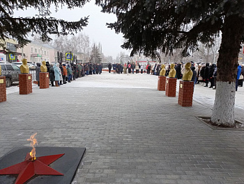 Сегодня десятки карабулакцев, в числе которых были депутаты различного уровня, представители общественных объединений, молодежных организаций, трудовых коллективов райцентра приняли участие в митинге, посвященном Дню памяти о россиянах, исполнявших свой д