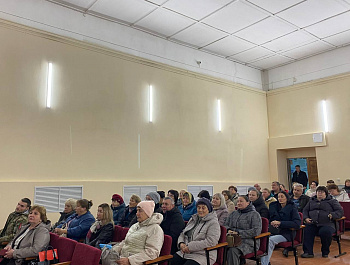 Глава района Артём Курочкин продолжает встречи с жителями сёл нашего района. Сегодня посетил Хватовку