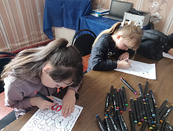 В преддверие праздника весны  участники клубного формирования „Кисточки-краски" Первоханеневского СДК нарисовали поздравительные рисунки-открытки для своих самых любимых мам и бабушек