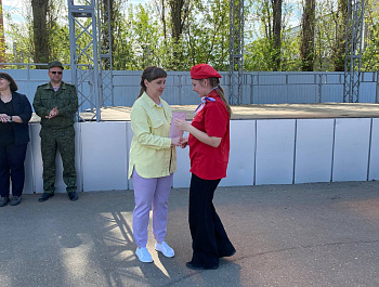 Сегодня начальник управления образования Е.Н. Симонова вручила грамоты победителям и призёрам выставки-конкурса декоративно-прикладного творчества «Дерзайте, Вы талантливы!»