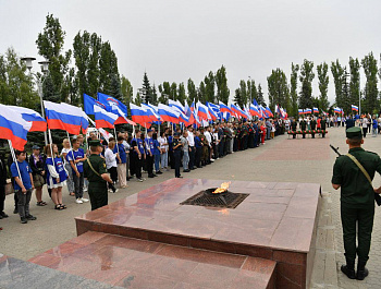 В Парке Победы на Соколовой горе Саратова прошло торжественное мероприятие, посвященное Дню Государственного флага.