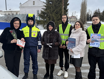 Сотрудники Госавтоинспекции провели акцию «Цветы для автоледи»