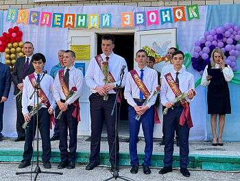 Начальник отдела по имущественным отношениям Р.А. Фролов посетил праздник последнего звонка в школе с. Шняево