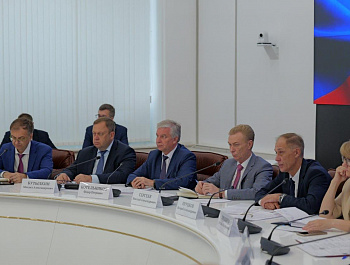 Губернатор Роман Бусаргин провел постоянно действующее совещание с зампредами и министрами Правительства области, а также главами районов