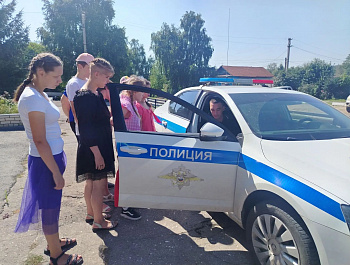 Сотрудники ГИБДД провели увлекательную экскурсию для воспитанников детского дома-интерната
