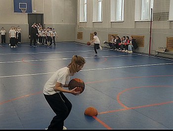 Глава района Н.В. Трошина посетила спортивное мероприятие, которое проходило на базе школы № 2 р.п. Базарный Карабулак, где прошли увлекательные эстафеты среди учащихся начальных классов