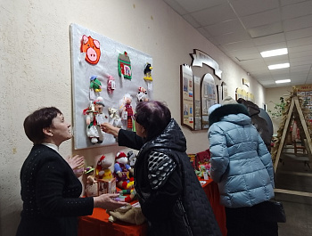 «Мягкое» чудо своими руками»                                                                               Выставка вязаных игрушек ивановских мастериц                                         Г.П. Наумовой и  Е. М. Куликовой