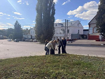 Стартовал месячник по благоустройству. Одними из первых в нём приняли участие сотрудники администрации района
