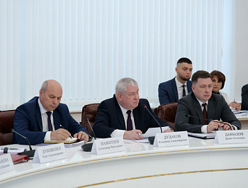 Губернатор Роман Бусаргин провел постоянно действующее совещание с участием зампредов и министров Правительства области, а также глав районов.