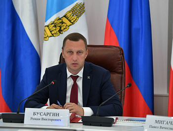Губернатор Роман Бусаргин провел постоянно действующее совещание с зампредами и министрами Правительства области.