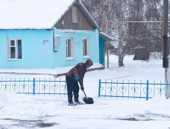 Рабочий день сотрудников сельской администрации сегодня начался с организации работ по очистке снега около организации соц. сферы,  памятников и остановочных павильонов