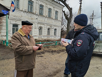 Участковый уполномоченный полиции рассказал сельчанам о способах защиты от действий дистанционных мошенников