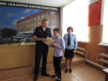 В Базарно-Карабулакском районе вручены награды участникам на районном этапе Всероссийского конкурса детских творческих работ «Мои родители работают в полиции»