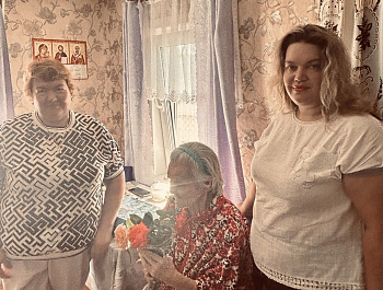 Сегодня глава администрации Максимовского МО Т. П. Брагина вместе с депутатом  А. А. Денисовой  и директором МБУК "КДЦ Максимовского МО" Е. В. Симоненко поздравили с 95- летием жительницу с. Сухой Карабулак, труженицу тыла Т. Ф. Горохову