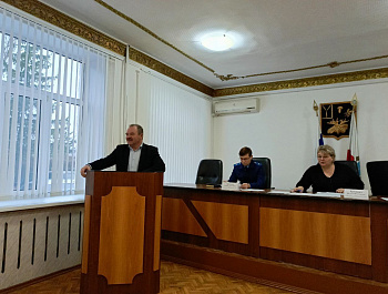 В администрации района прошло очередное постоянно действующее совещание под председательством главы района Н.В. Трошиной и при участии прокурора М.А. Бутенко, председателя Собрания А.В. Анисимова