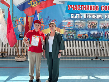 Начальник управления образования администрации района Елена Симонова провела церемонию награждения смотра строя и песни