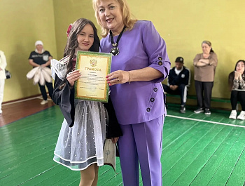 Начальник управления культуры Елена Карандина побывала на последнем звонке в школе с. Репьевка