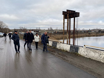 По итогам проведённой встречи с жителями села Старые Бурасы глава района Артём Курочкин выехал на проблемные объекты, о которых шла речь