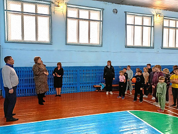 Вчера глава района Н.В. Трошина во время рабочей поездки в Большую Чечуйку посетила учреждения соцсферы села, от эффективной работы которых во многом зависит благополучие местных жителей