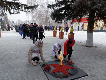 Сегодня десятки карабулакцев, в числе которых были депутаты различного уровня, представители общественных объединений, молодежных организаций, трудовых коллективов райцентра приняли участие в митинге, посвященном Дню памяти о россиянах, исполнявших свой д