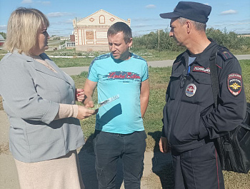 Врип главы администрации Старожуковского муниципального образования Светлана Осипова  совместно с участковым уполномоченным Алексеем Бутуниным провели разъяснительную работу среди населения о возможностях службы по контракту