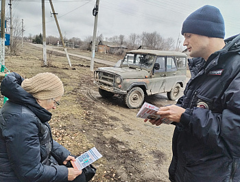 Участковый уполномоченный полиции рассказал сельчанам о способах защиты от действий дистанционных мошенников