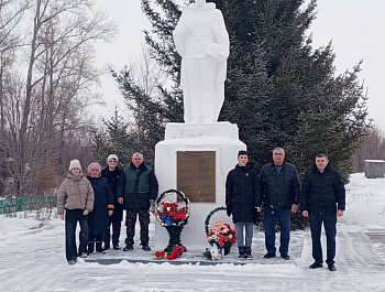 Вчера во всех муниципальных образованиях района сотрудники администраций, учреждений соцсферы, школьники, депутаты приняли участие в церемониях возложения цветов, приуроченных к празднованию Дня защитника Отечества, к памятникам и мемориалам