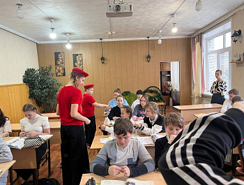 Сотрудники Госавтоинспекции совместно с юнармейцами провели «Урок безопасности» в преддверии зимних каникул