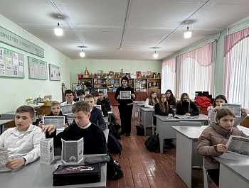 В Базарно-Карабулакском районе член Общественного совета провела профилактическую встречу с учащимися по противодействию экстремизму
