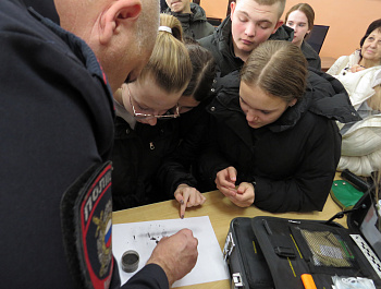 В Базарно-Карабулакском районе сотрудники полиции и общественники провели профориентационную экскурсию для школьников из с. Алексеевка