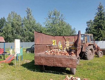 Под контролем главы администрации Свободинского муниципального образования Сергея Панкратова идёт установка дополнительных элементов на детской площадке в р. п. Свободный