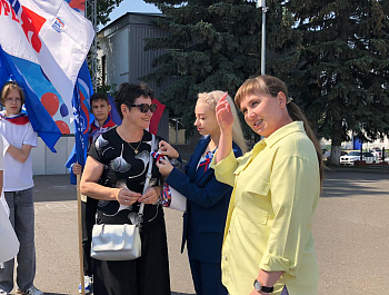 В рамках празднования Дня России, культорганизатор РДК Карина Березина провела акцию по раздаче ленточек, которые по цветовой гамме аналогичны флагу России