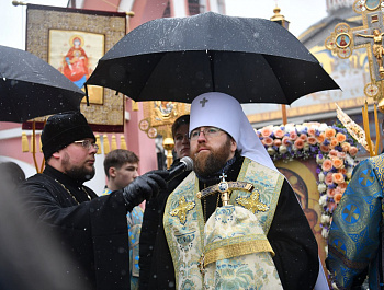 Сегодня, в День народного единства и празднования в честь Казанской иконы Божией Матери, в Саратове прошел традиционный большой Крестный ход