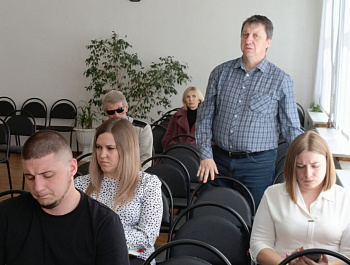 Сегодня глава района Н.В. Трошина провела плановое заседание антинаркотической комиссии Базарно-Карабулакского района, на котором заслушали и обсудили информацию: