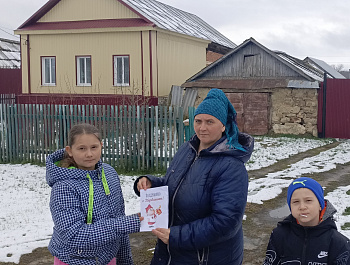 Работник сельского дома культуры села Тепляковка совместно с детьми провела акцию «Мир,Труд, Май»