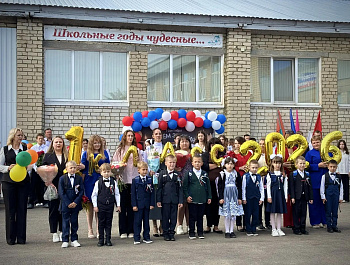 Глава района Андрей Кушнарев посетил торжественную линейку, посвящённую Дню знаний, в школе с. Хватовка