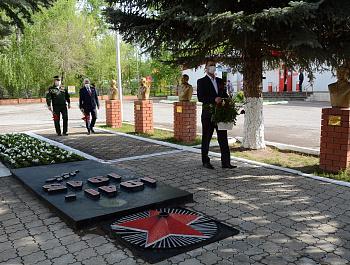 Церемония возложения цветов к мемориалу павшим землякам от лица всех жителей